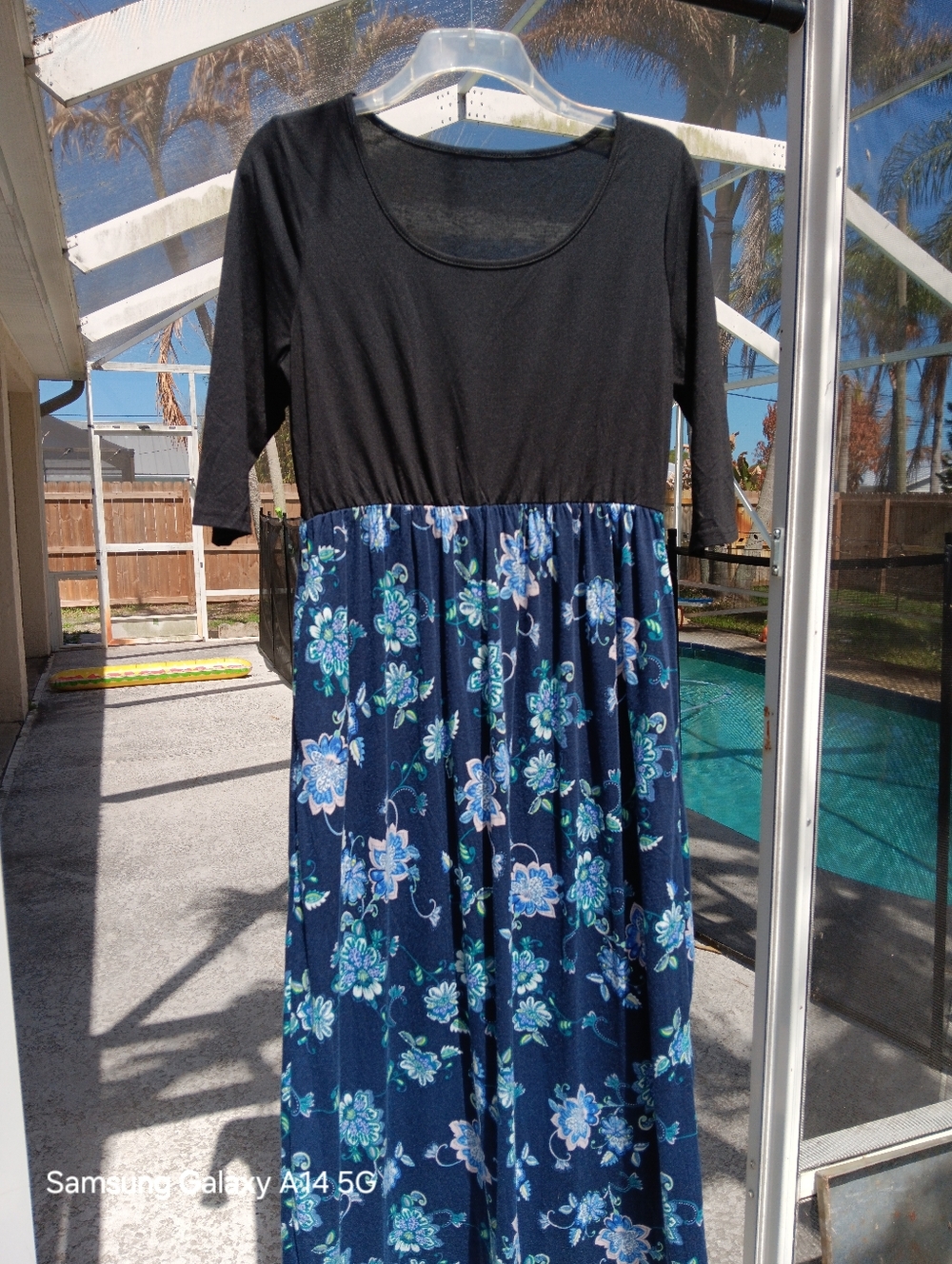 Flirty Pullover Maxi Dress Size 18 Black With Blue Floral Pattern